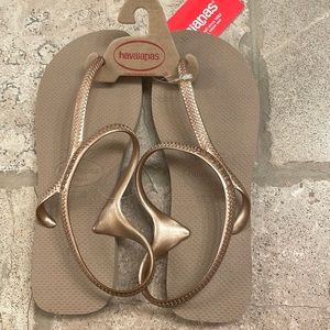 New, never worn Havaianas